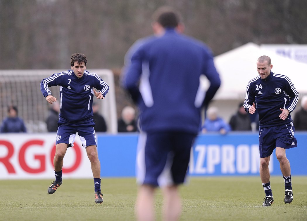 Trénink Schalke před odvetou s Plzní - Raul (vlevo) a Peer Kluge