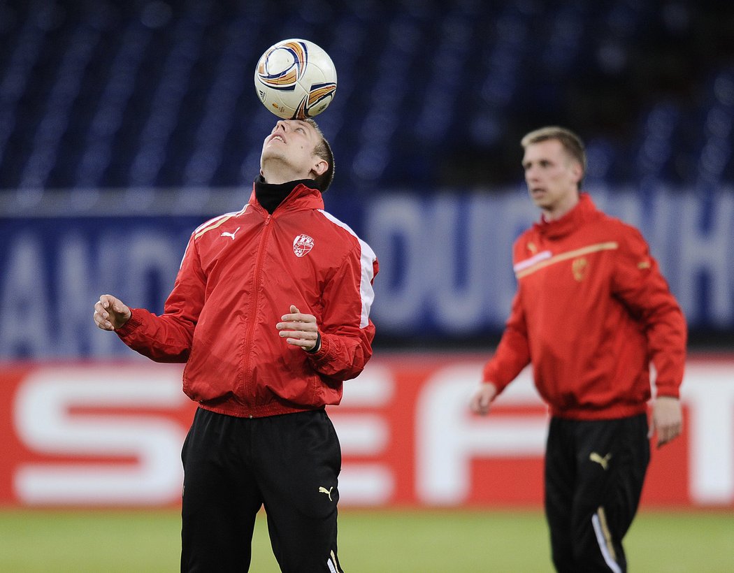 Daniel Kolář žongluje s míčem na tréninku před odvetným duelem proti Schalke