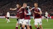 Fotbalisté West Hamu se radují z trefy Michaila Antonia Fotbalisté West Hamu se radují z trefy Michaila Antonia