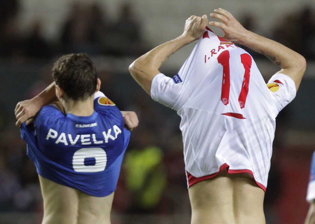 Střelec vyrovnávacího gólu Liberce David Pavelka (vlevo) si jde měnit dres s Ivanem Rakitičem ze Sevilly