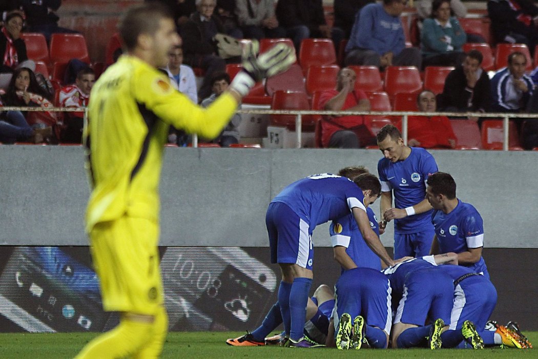 Fotbalisté Liberce se radují z fantastického gólu Davida Pavelky, který znamenal remízu 1:1 v Seville