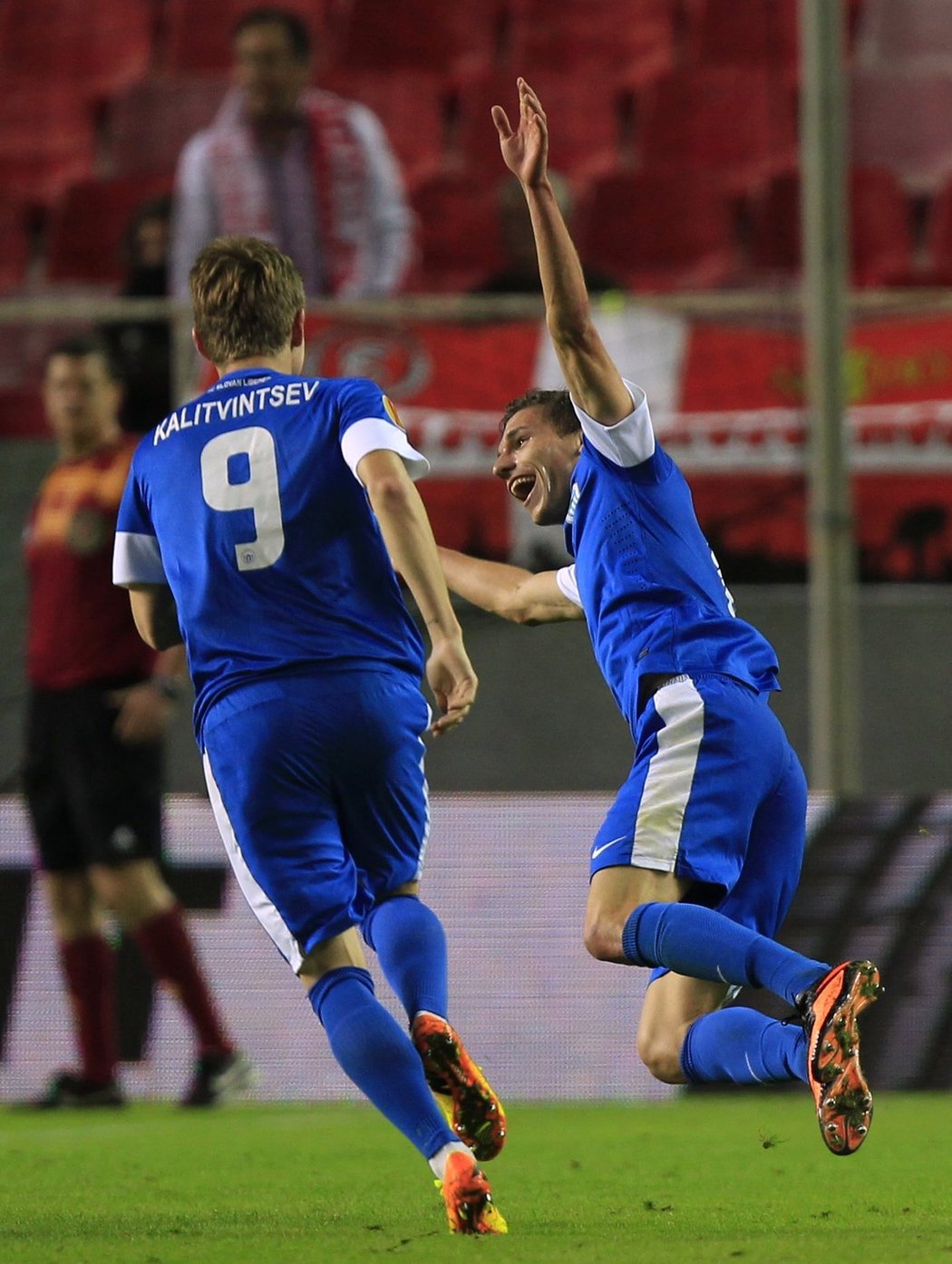 David Pavelka (vpravo) slaví svůj parádní gól do sítě Sevilly