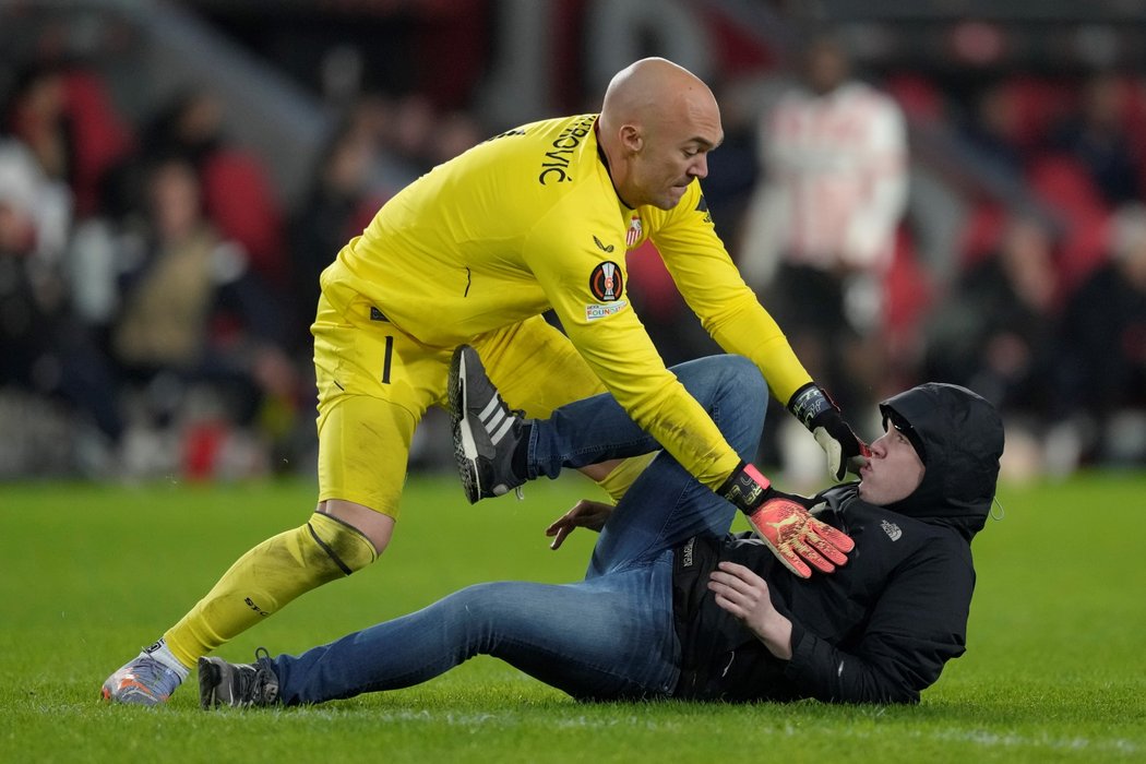 Marko Dmitrovič musel v zápase Evropské ligy řešit nečekaný incident s fanouškem soupeře