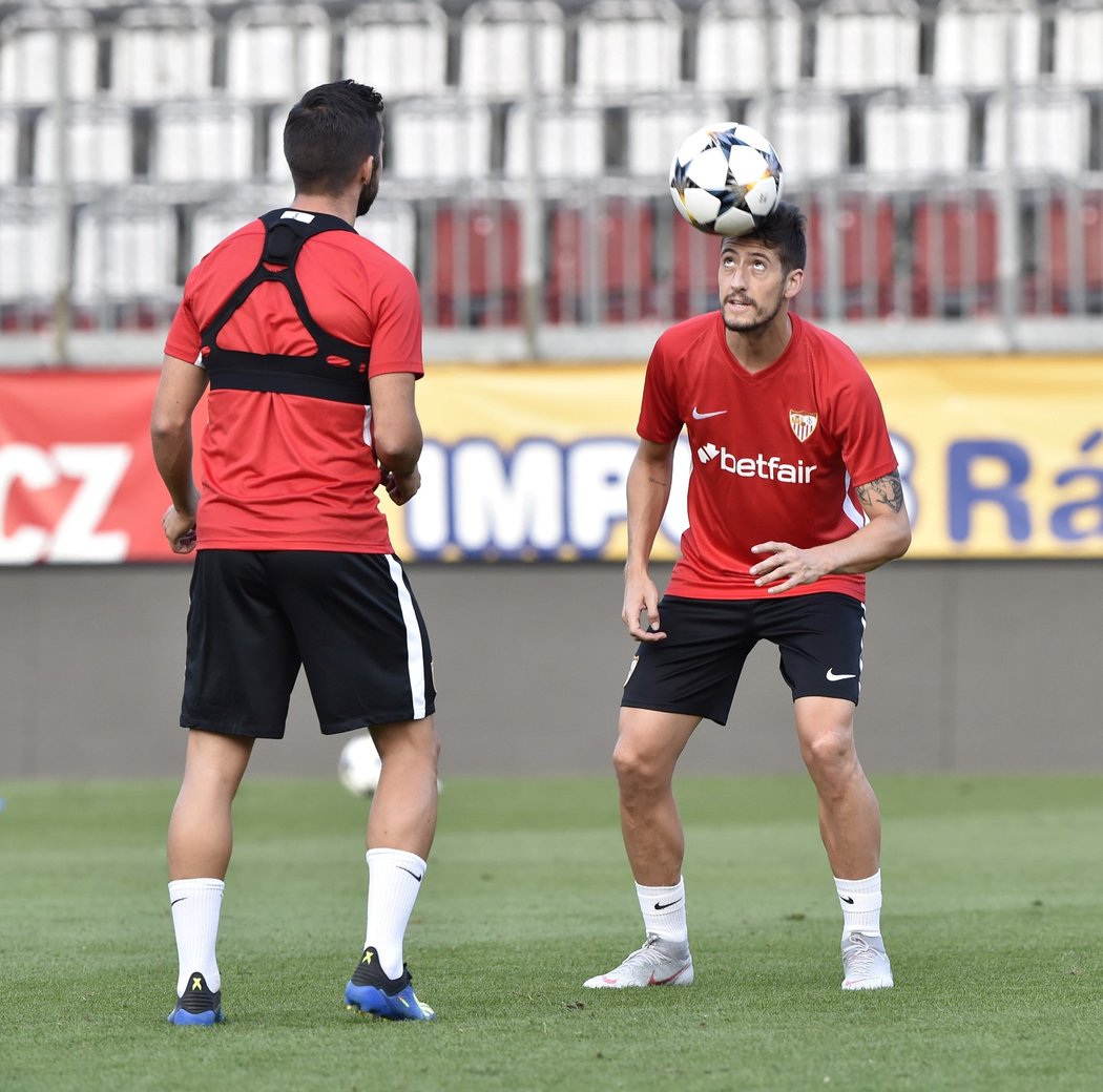 Obránce Sergio Escudero (vpravo) na tréninku fotbalistů Sevilly