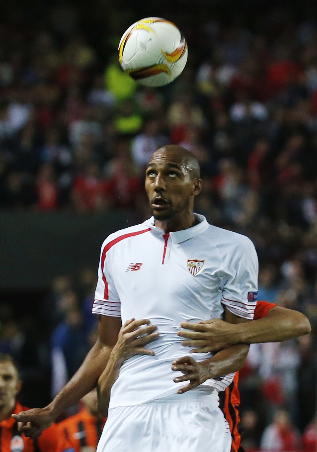 Steven N&#39;Zonzi se snaží hlavičkovat míč