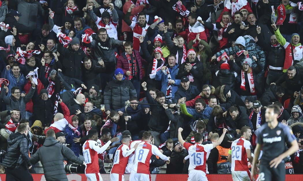 Fotbalisté Slavie v euforii slaví s fanoušky postup do čtvrtfinále Evropské ligy