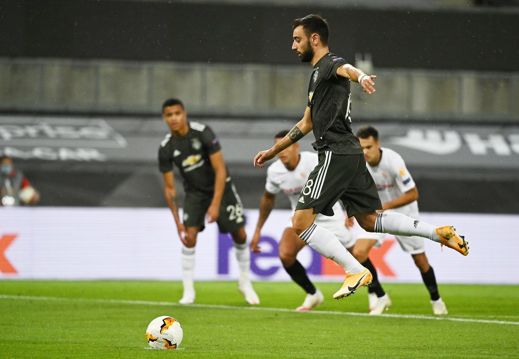 Jak je jeho zvykem, Bruno Fernandes si před penaltou poskočil