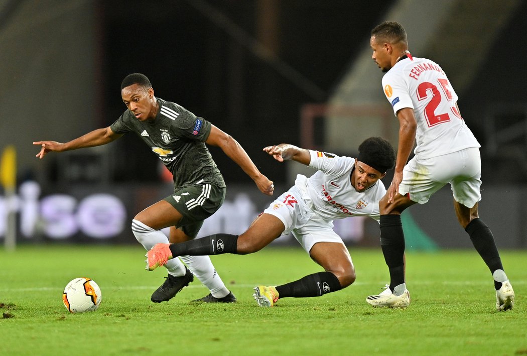 Anthony Martial v souboji s obranou Sevilly