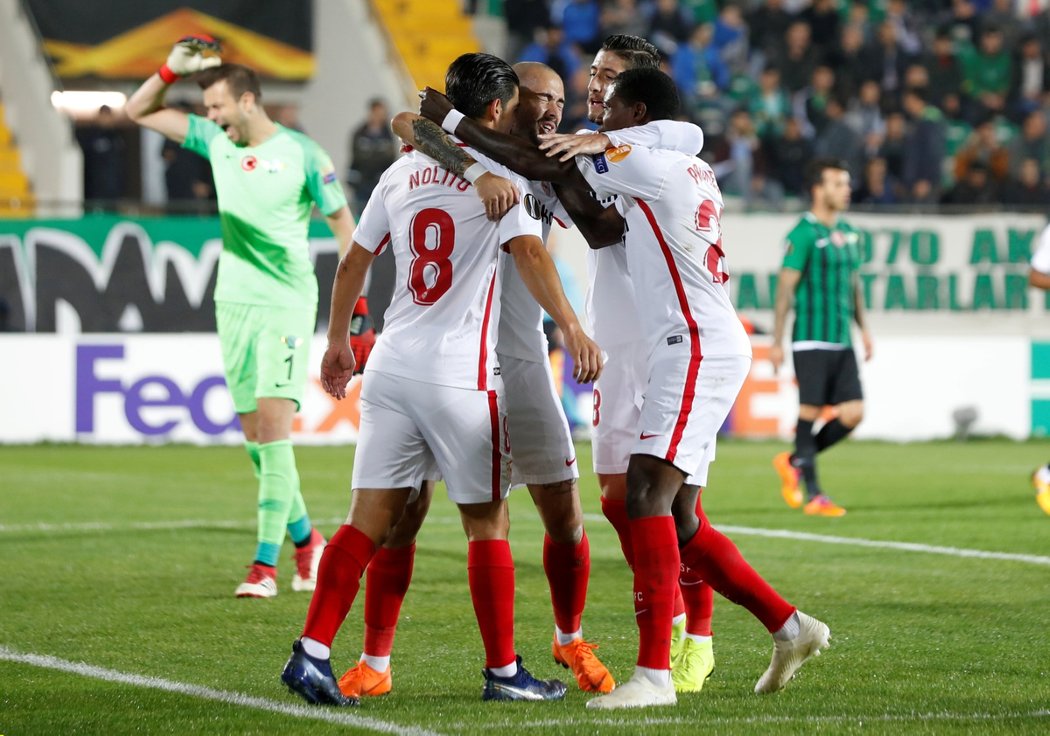 Hráči Sevilly oslavují úvodní branku zápasu proti Akhisharu Belediyesporu