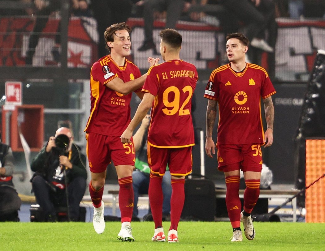 Fotbalisté Říma sdílí radost po trefě proti Slavii