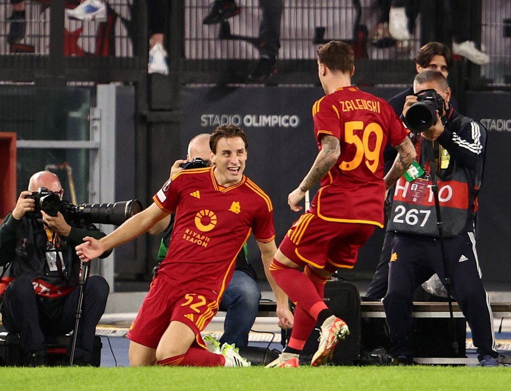 AS Řím slaví úvodní trefu proti Slavii, vlevo Edoardo Bove, střelec gólu