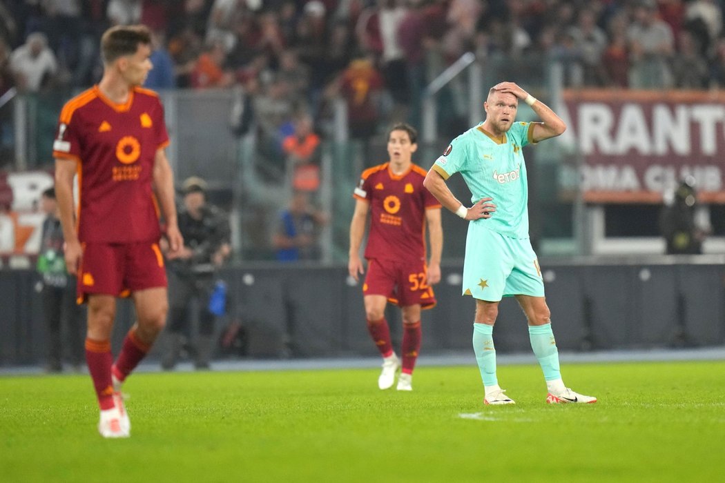 Nechápající Mick van Buren po druhém inkasovaném gólu Slavie na hřišti Říma