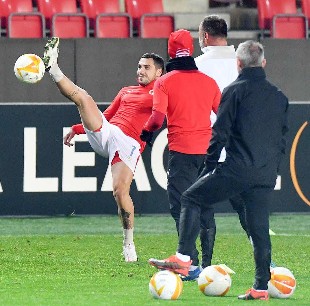 Nicolae Stanciu na předzápasovém tréninku Slavie před utkáním proti Leverkusenu