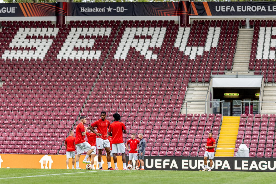 Fotbalisté Slavie během tréninku v Ženevě před zápasem EL proti Servette