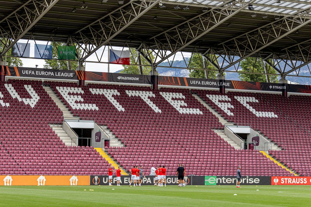 Fotbalisté Slavie během tréninku v Ženevě před zápasem EL proti Servette