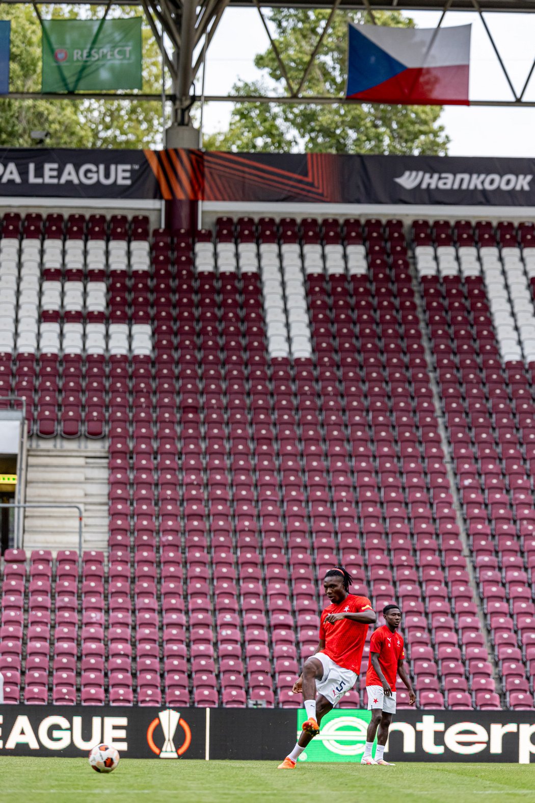 Fotbalisté Slavie během tréninku v Ženevě před zápasem EL proti Servette