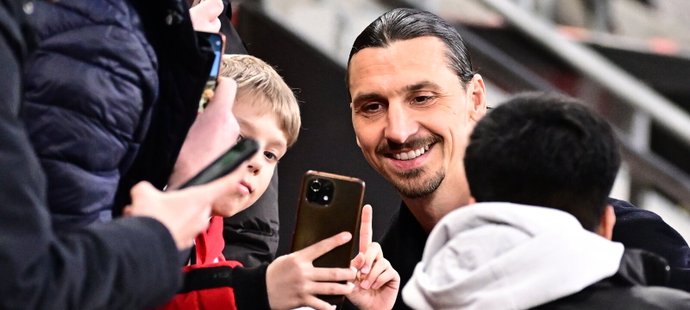 Zlatan v Edenu i konflikt fanoušků AC. Sparťanský pochod viděli v Anglii