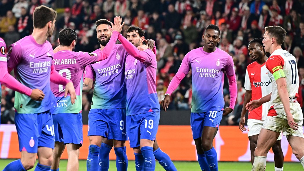 Hráči AC Milán se radují z gólu v Edenu