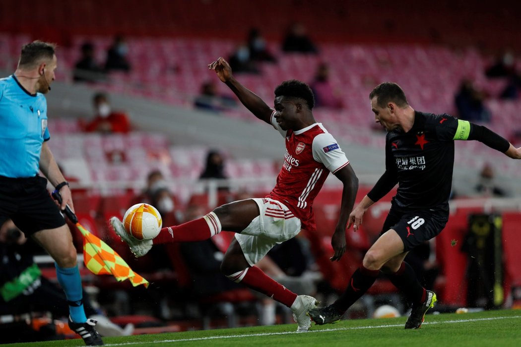 Bukayo Saka z Arsenalu bráněný kapitánem Slavie Janem Bořilem