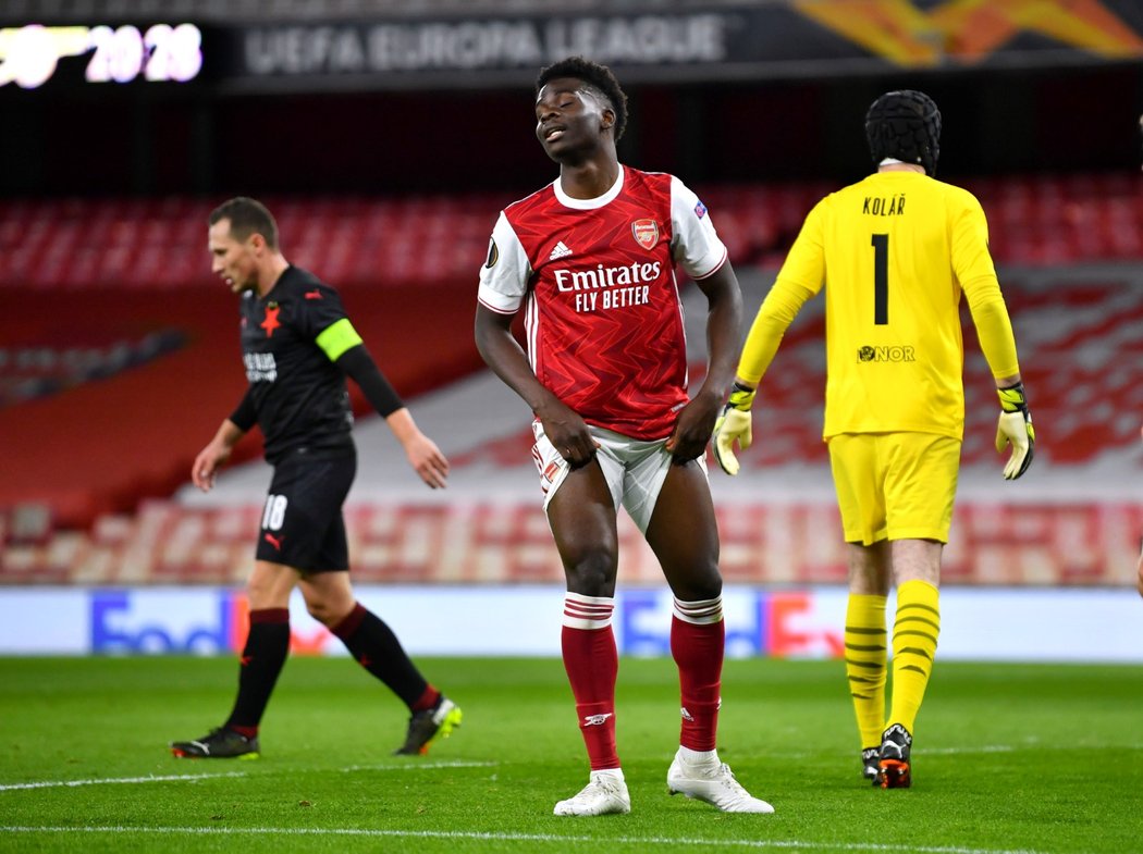 Bukayo Saka z Arsenalu postupoval sám na brankáře Slavie Ondřeje Koláře, svou šanci ale zakončil střelou mimo branku