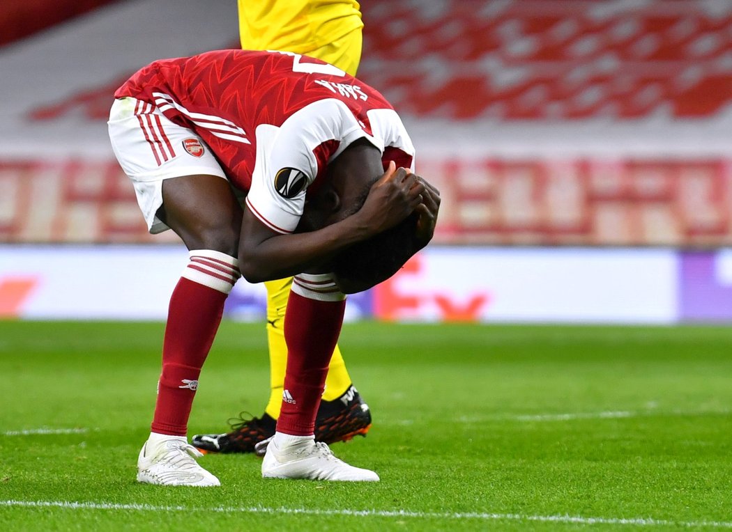 Bukayo Saka z Arsenalu postupoval sám na brankáře Slavie Ondřeje Koláře, svou šanci ale zakončil střelou mimo branku
