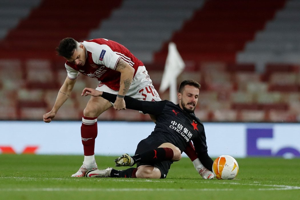 Slávista Jakub Hromada zastavuje Granita Xhaku z Arsenalu