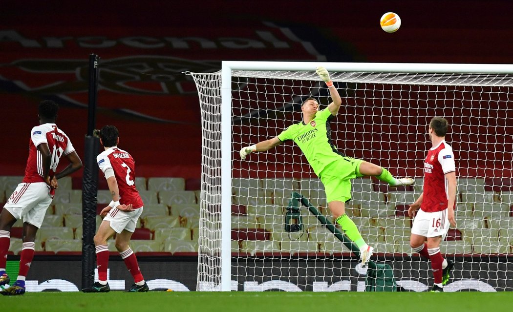 Gólman Arsenalu Bernd Leno se střelou Lukáše Provoda práci neměl