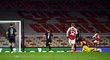 Nicolas Pépé z Arsenalu překonává Ondřeje Koláře