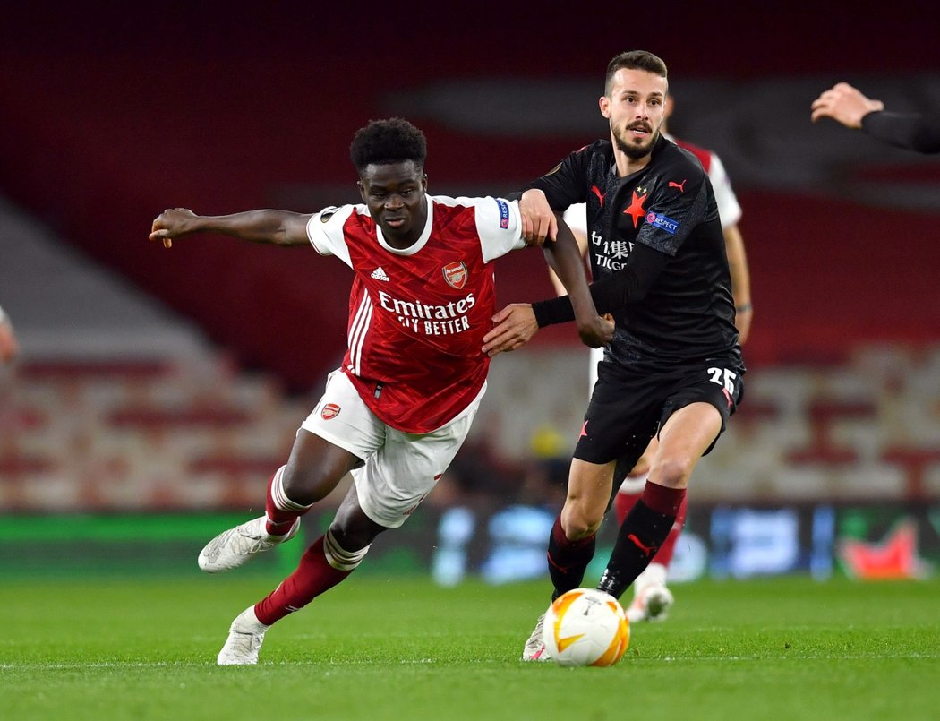 Bukayo Saka z Arsenalu v souboji se slávistou Jakubem Hromadou