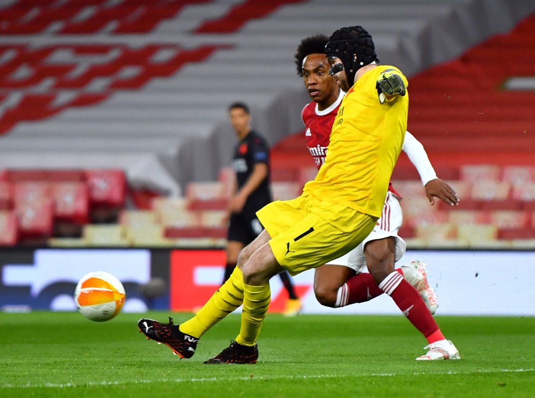 Gólman Slavie Ondřej Kolář odkopává míč před dotírajícím Willianem z Arsenalu