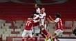 Radost fotbalistů Arsenalu po gólu do sítě Slavie, který vstřelil Nicolas Pépé