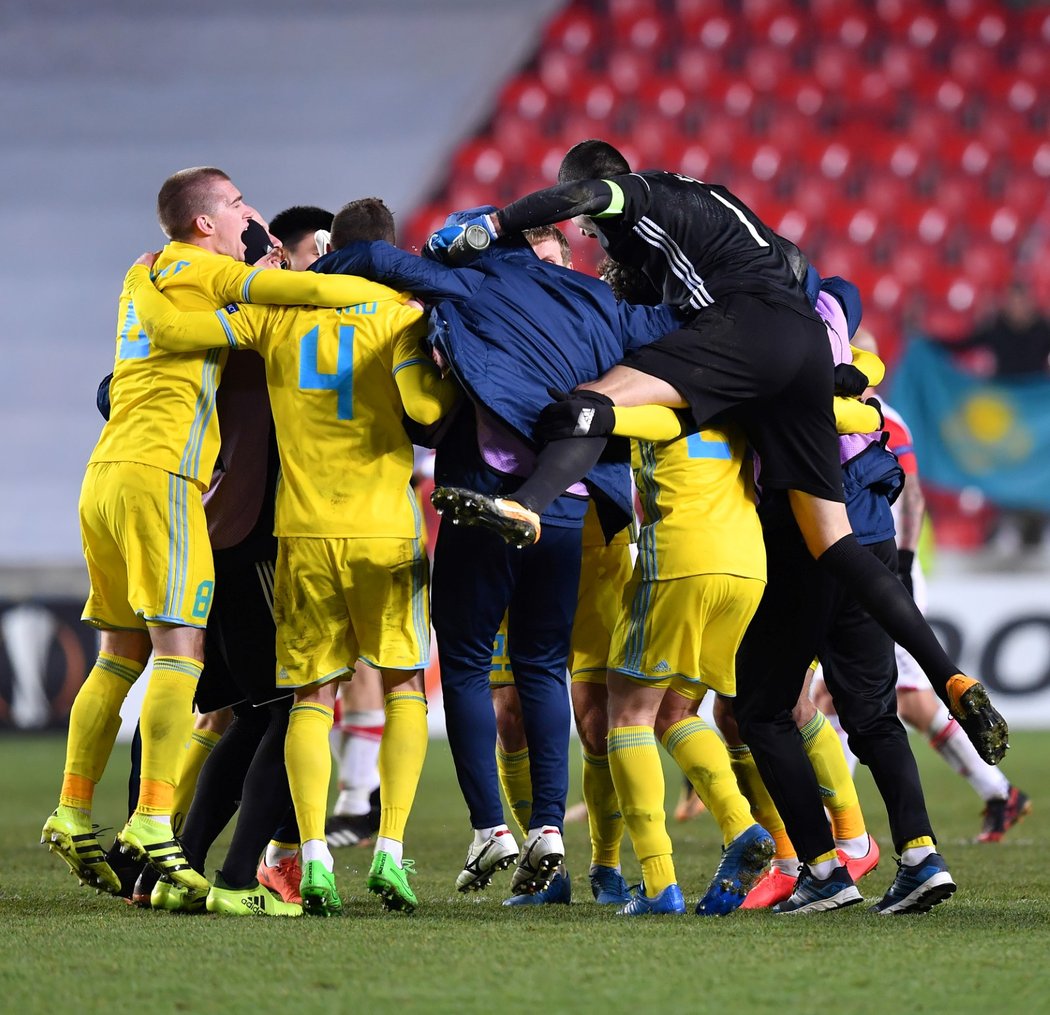 Fotbalisté Astany se radují z vítězství na Slavii a postupu ze skupiny Evropské ligy