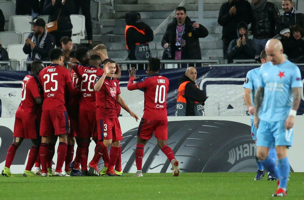 Fotbalisté Bordeaux se radují z branky proti Slavii Praha