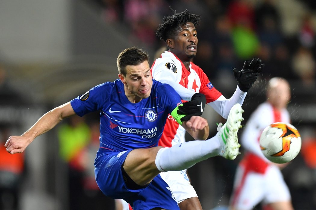 César Azpilicueta z Chelsea odkopává míč v souboji s Peterem Olayinkou ze Slavie