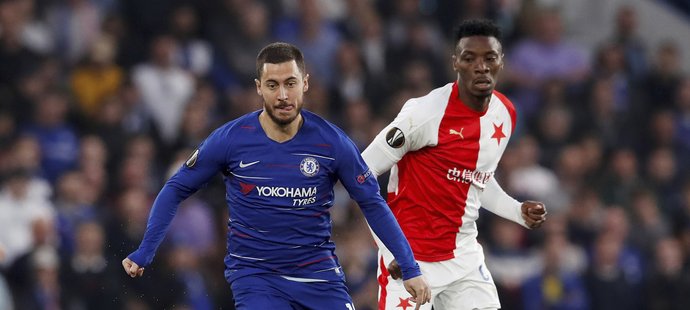 Hvězda Chelsea Eden Hazard uniká Ibrahimu Traorému ze Slavie