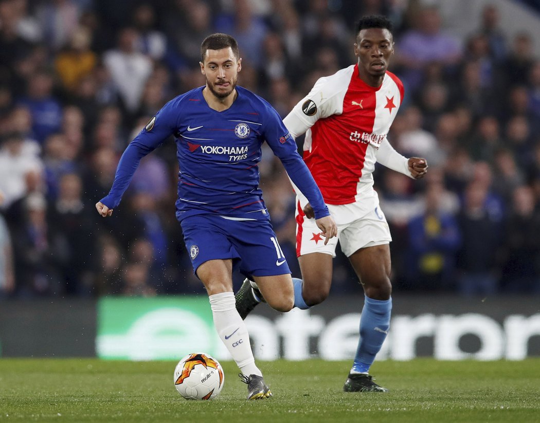 Hvězda Chelsea Eden Hazard uniká Ibrahimu Traorému ze Slavie