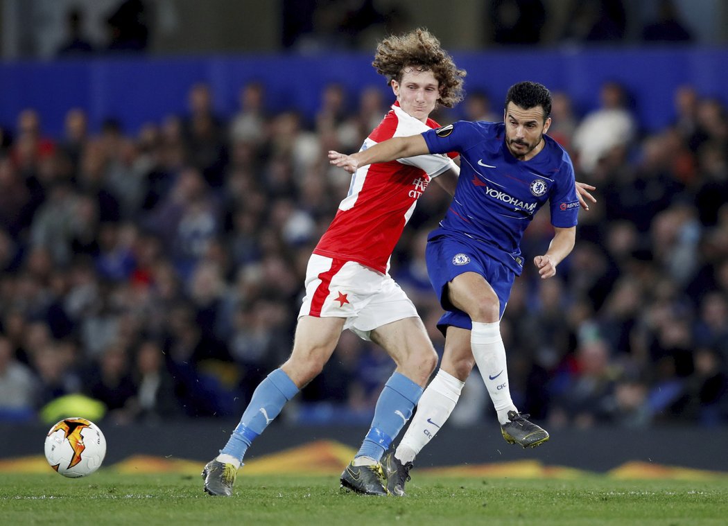 Alex Král brání na Stamford Bridge Pedra z Chelsea