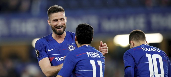 Olivier Giroud, Pedro a Eden Hazard slaví čtvrtý gól Chelsea