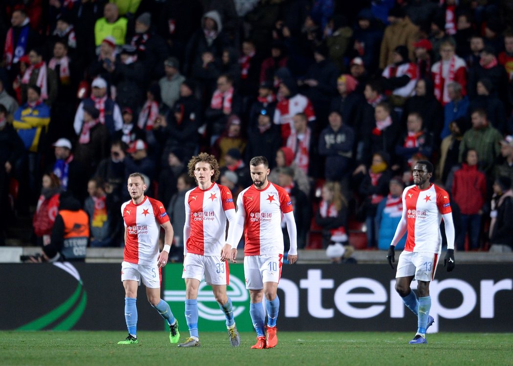 Zklamaní fotbalisté Slavie po těsné domácí prohře s Chelsea 0:1 ve čtvrtfinále Evropské Ligy