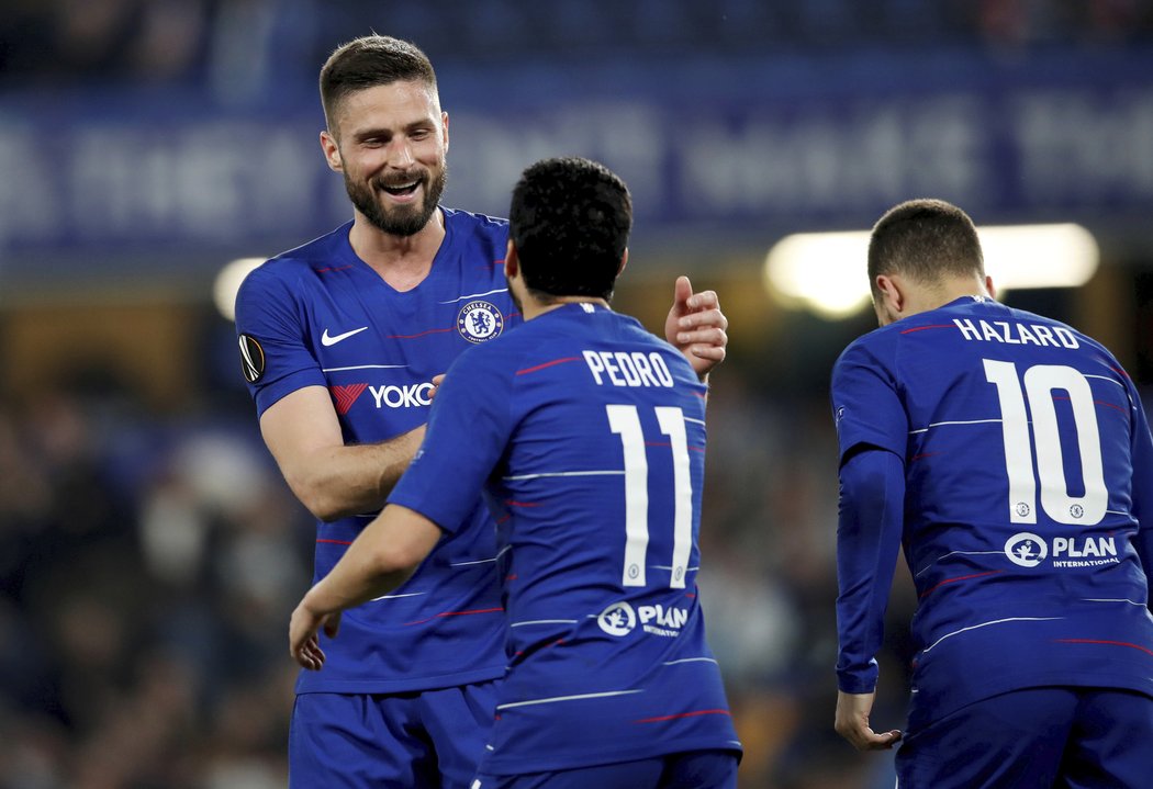 Olivier Giroud, Pedro a Eden Hazard slaví čtvrtý gól Chelsea