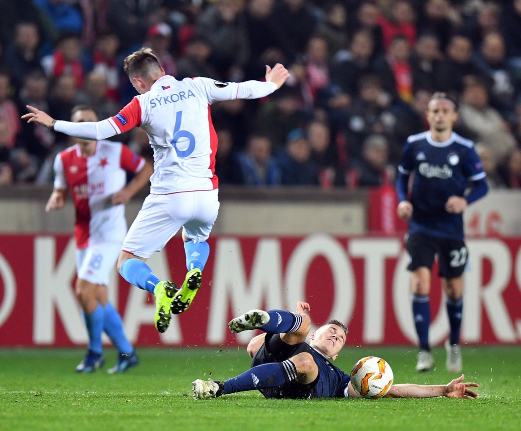 Slovenský stoper v barvách Kodaně Denis Vavro skluzem zastavil Jana Sýkoru