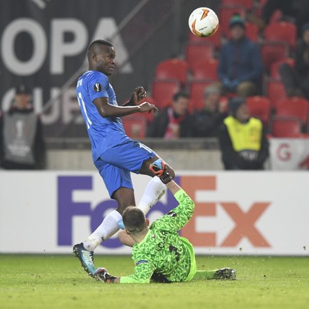 Mbwana Samatta v přímé konfrontaci s Ondřejem Kolářem, který proti Genku vychytal čisté konto