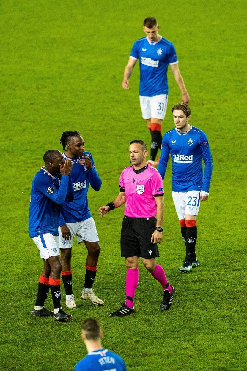 Glen Kamara se spoluhráči s Rangers reklamuje údajnou rasistickou nadávku od slávisty Kúdely v jarních bojích v Evropské lize