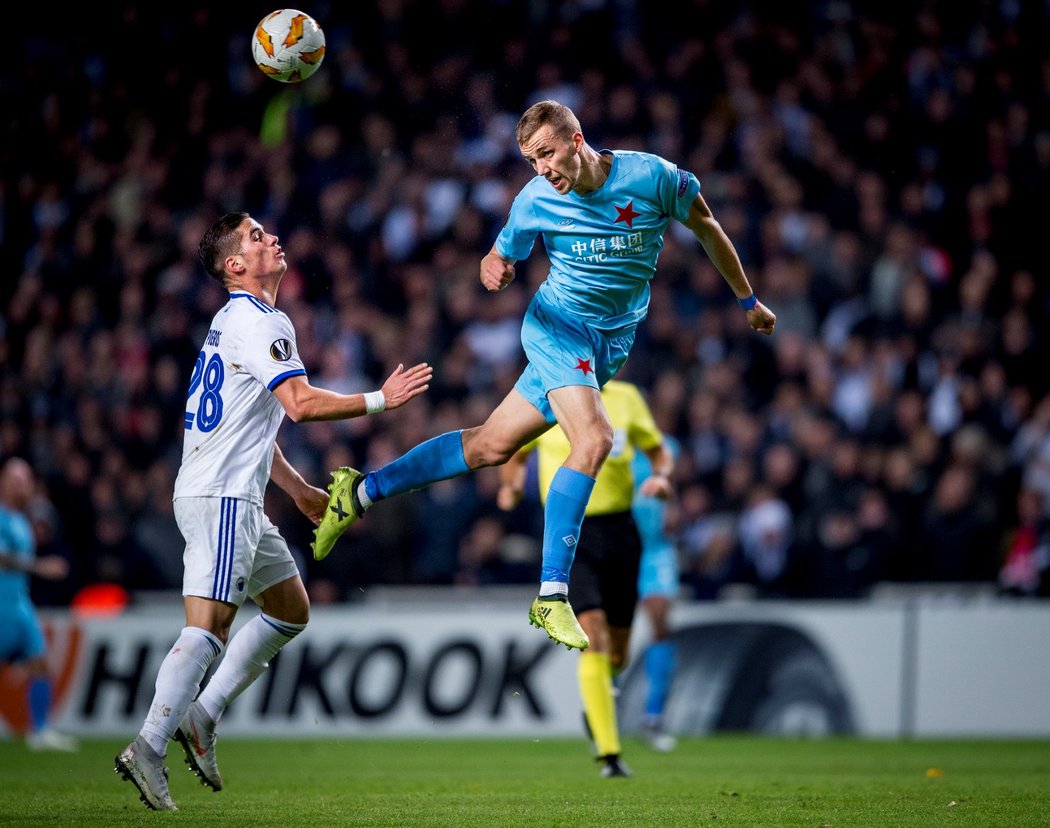 Slávista Tomáš Souček hlavičkuje v zápase proti Kodani