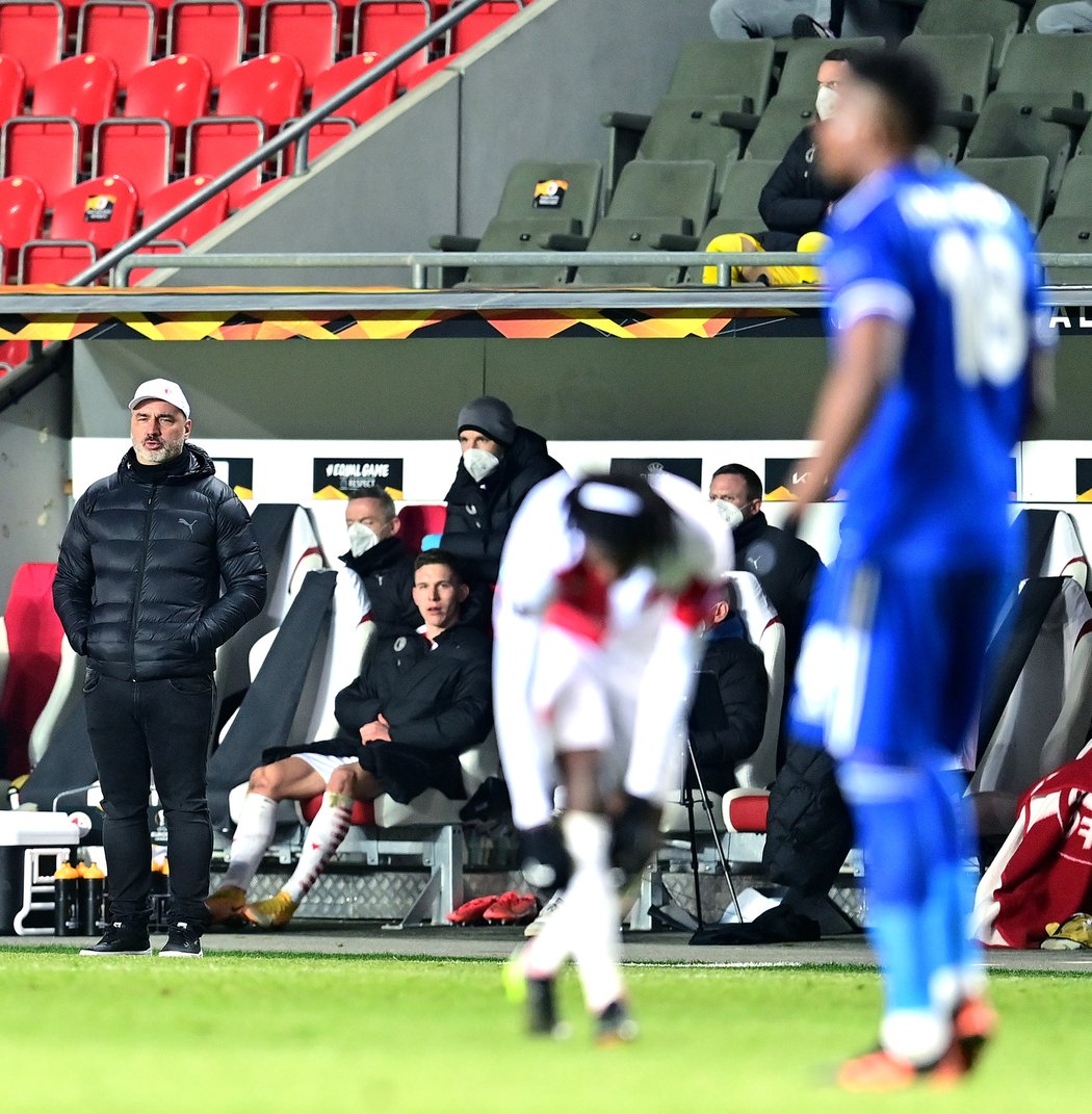 Kouč Slavie Jindřich Trpišovský při zápase Evropské ligy proti Leicesteru