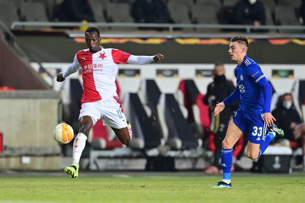 Abdallah Sima uniká obraně Leicesteru