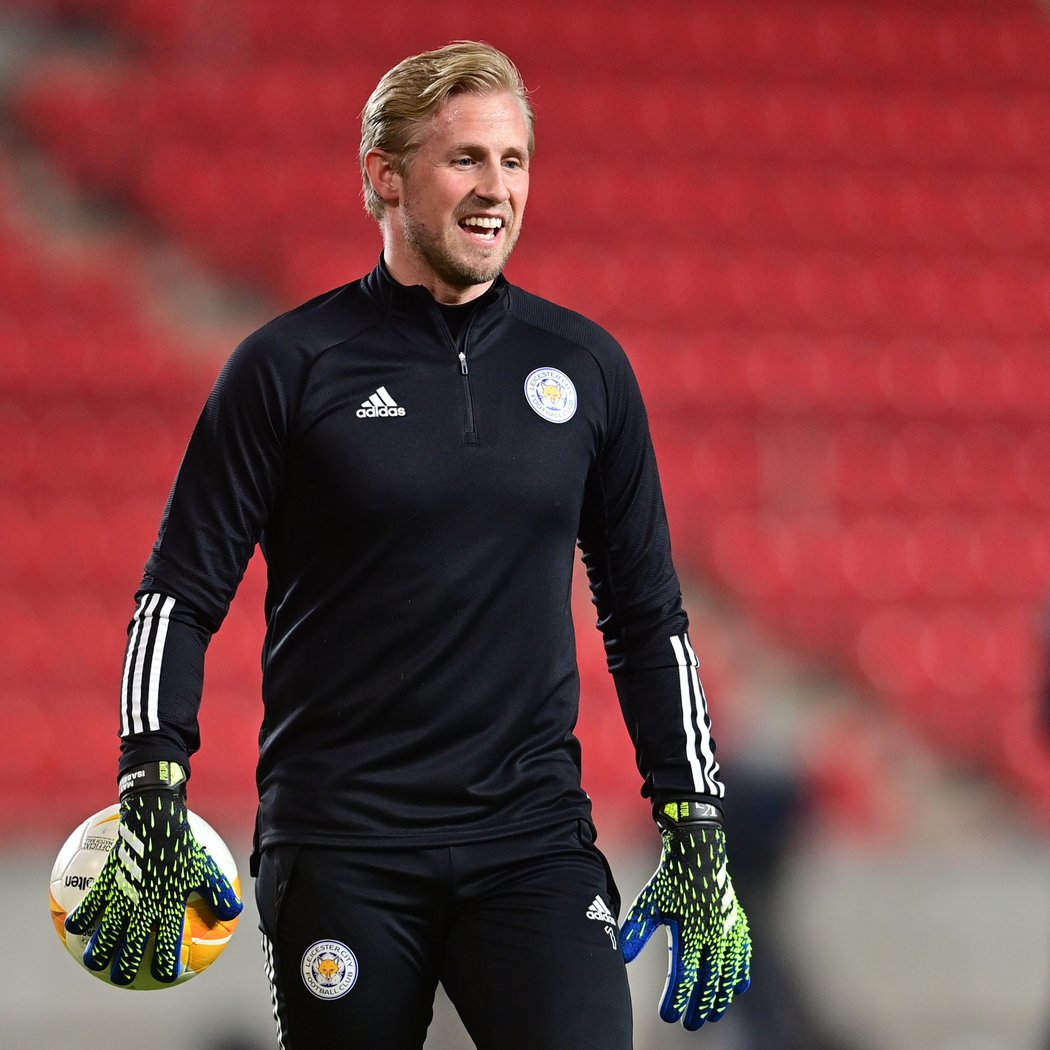 Brankář Leicesteru Kasper Schmeichel na rozcvičce