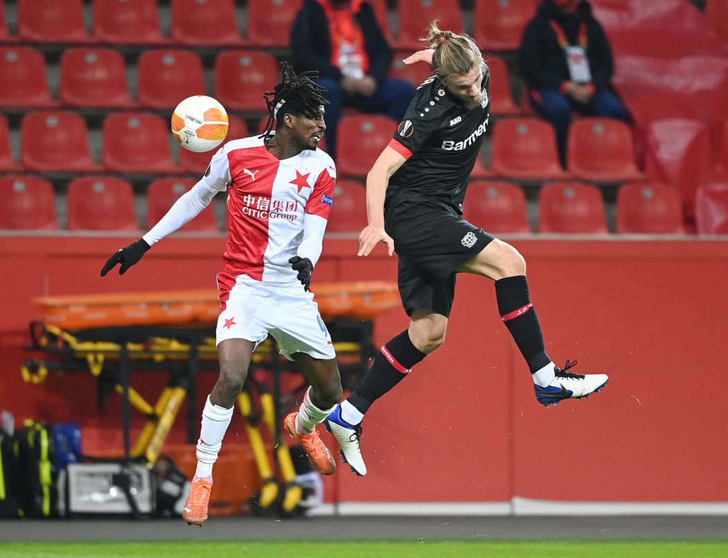 Peter Olayinka v souboji s Jedvajem Poolem z Leverkusenu