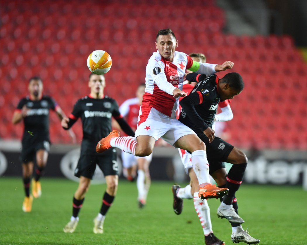 Kapitán Slavie Jan Bořil v důrazném souboji se soupeřem