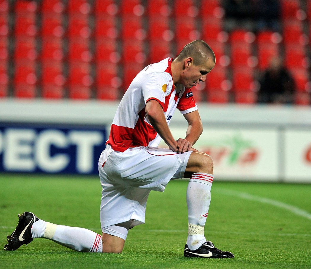 Adam Hloušek nastoupil proti Lille v útoku